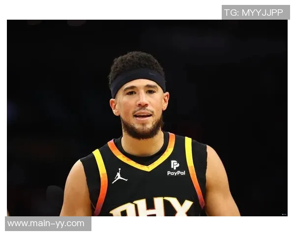 布克上半场表现出色却因伤退场10分钟内贡献11分2篮板3助攻 布克上半场表现出色却因伤退场10分钟内贡献11分2篮板3助攻